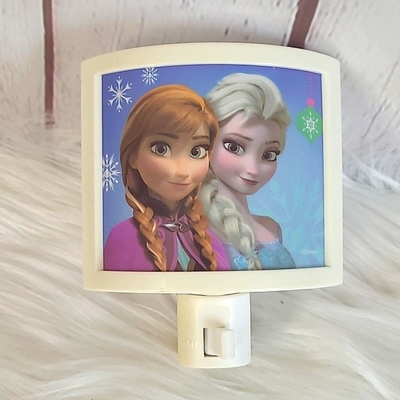 Disney Frozen Elsa & Anna Plug In Night Light - Picture 4 of 13
